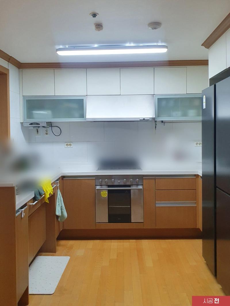 도어 패널 작업이 진행 중인 주방