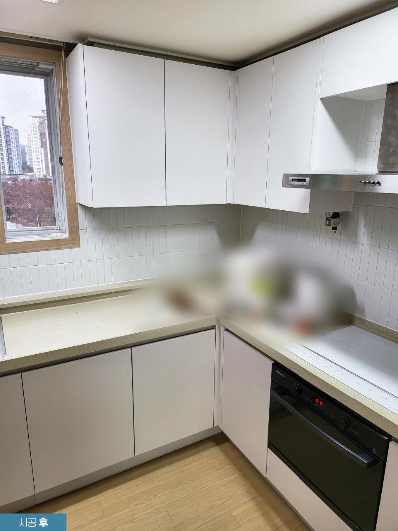 블랙 가전과 무광 화이트 필름이 어우러진 조리 공간