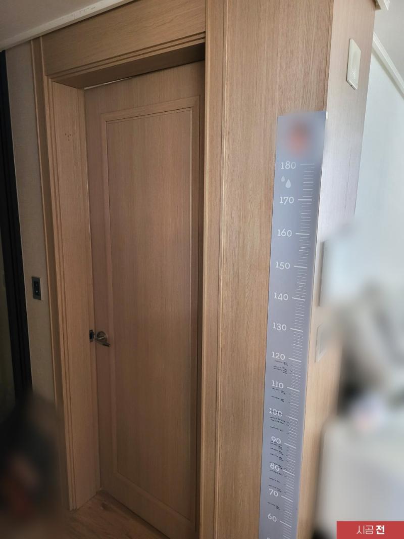 껍데기처럼 벗겨진 도어 프레임 상단