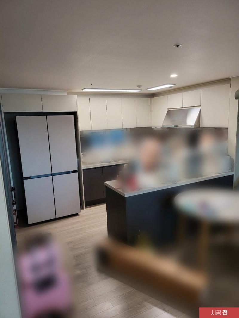 상하부장 색상이 대비되는 시공 전 주방
