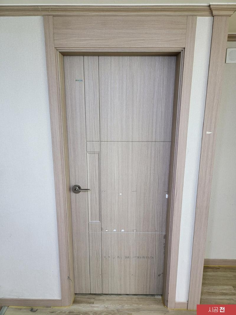 시공 전 굴곡진 패널이 돋보이는 도어의 상태