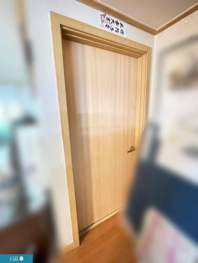 필름 시공 후의 도어 프레임 상단