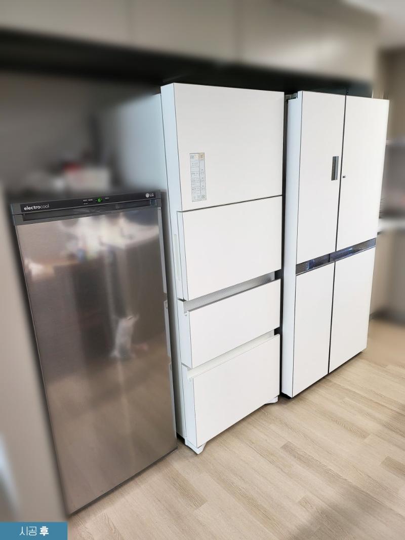 화이트 필름지로 톤을 맞춘 LG 냉장고와 electrocool 냉장고
