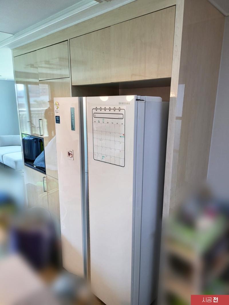 리폼 전 불투명 도어 패널이 적용된 수납장