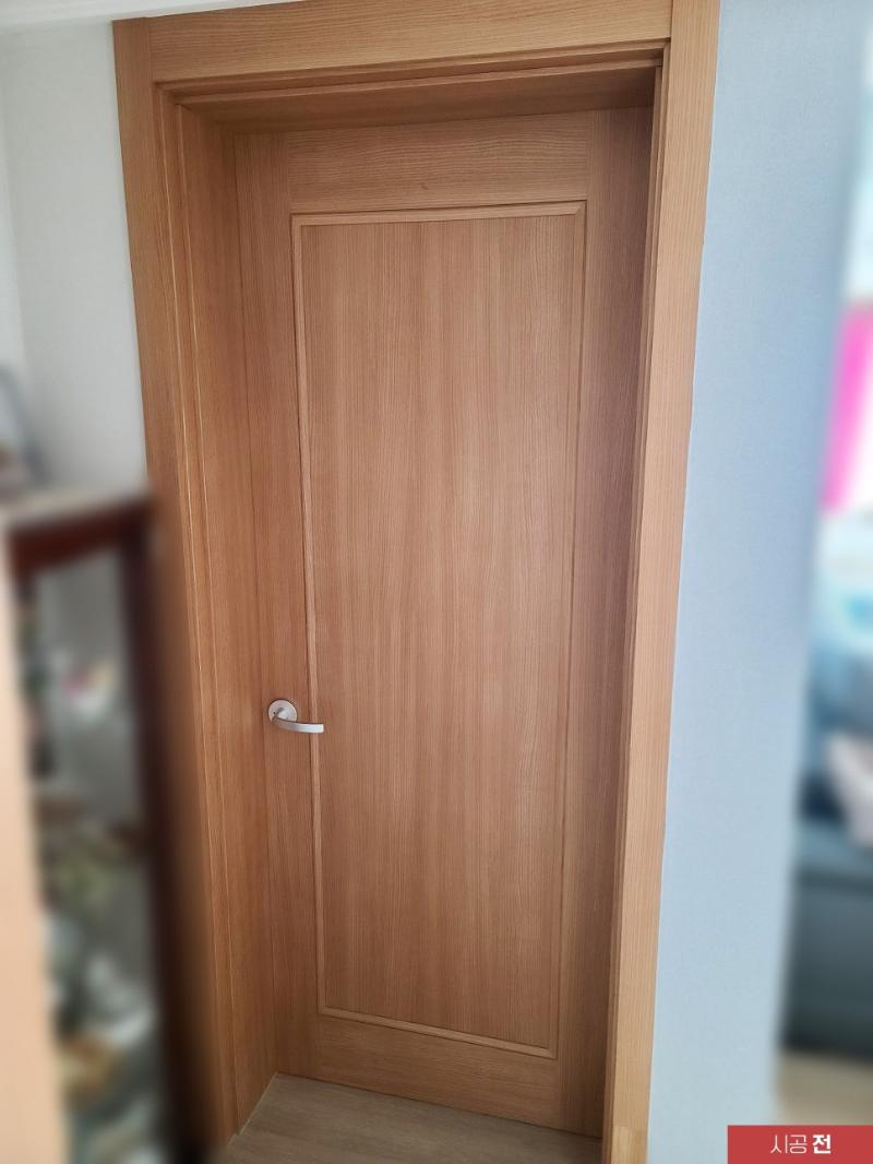 시공 전 굴곡 디자인이 적용된 우드톤 도어
