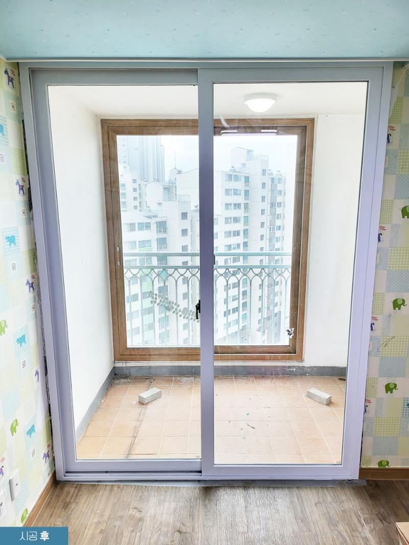 화이트 필름으로 정돈된 창문 프레임
