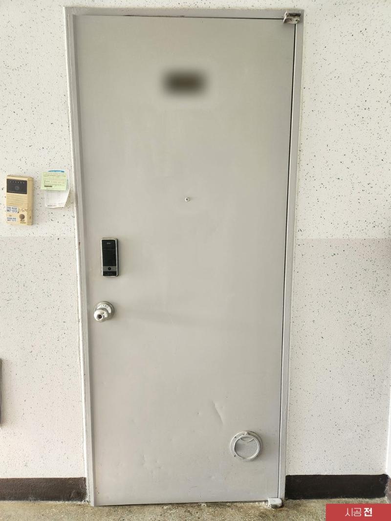 시공 전 도어 상하부와 프레임의 모습