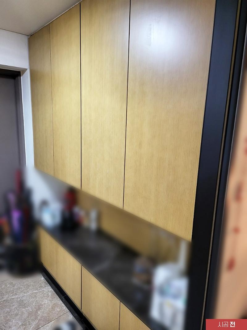 수납장과 타일 바닥이 만나는 지점의 시공