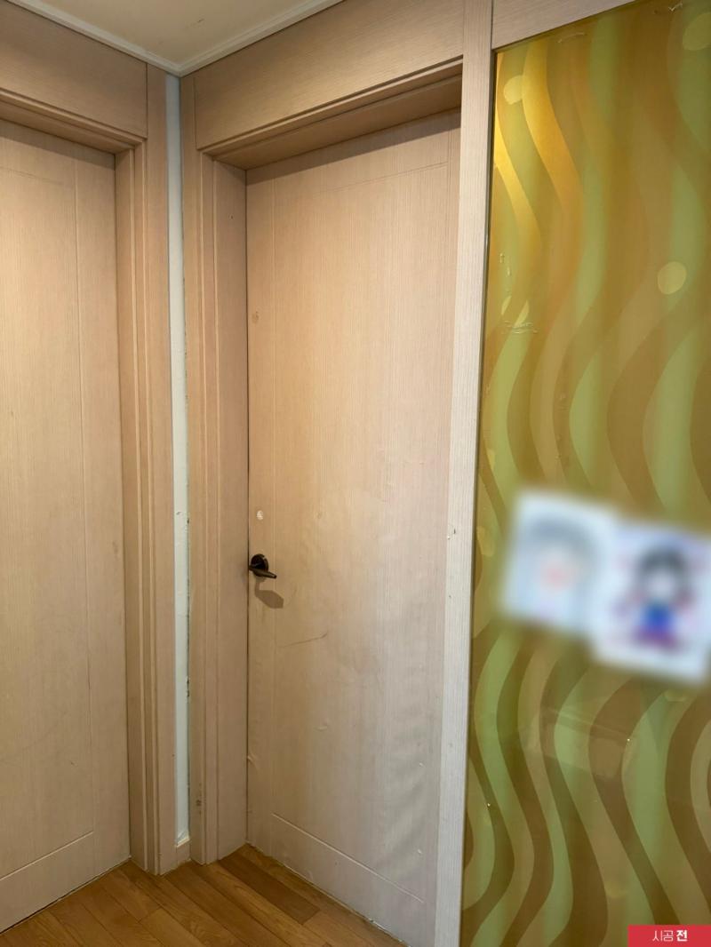 힌지가 노출된 여닫이 도어의 상부 디테일