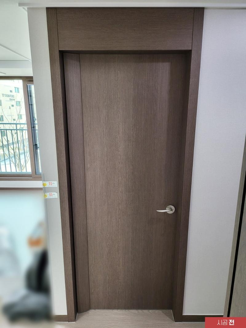 시공 전 도어 프레임 상부의 모습