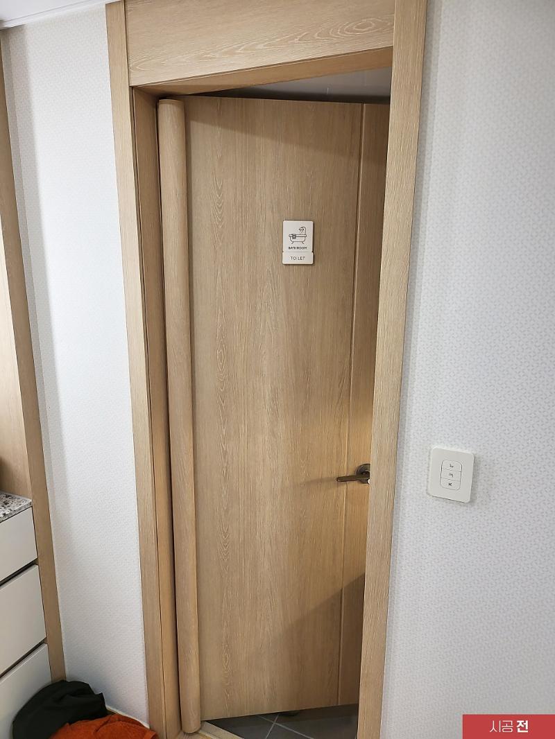 기존 필름 상태를 점검하는 도어 상부 근접샷
