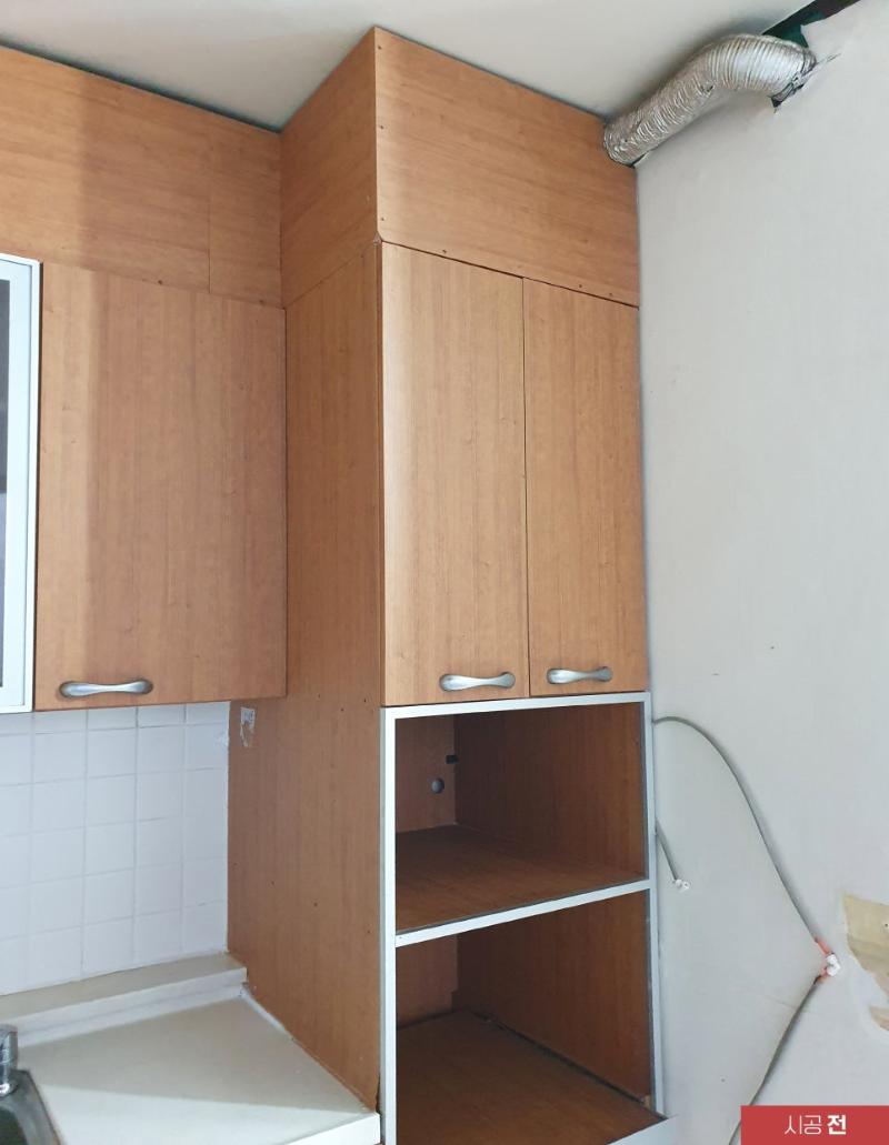 금속 호스가 노출된 시공 전 상부 및 중간 수납장