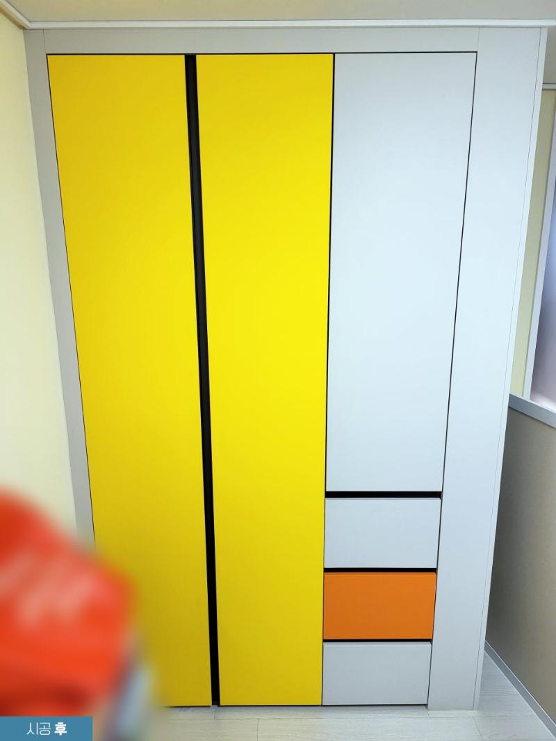 노란색과 주황색 필름으로 포인트를 준 수납장 도어