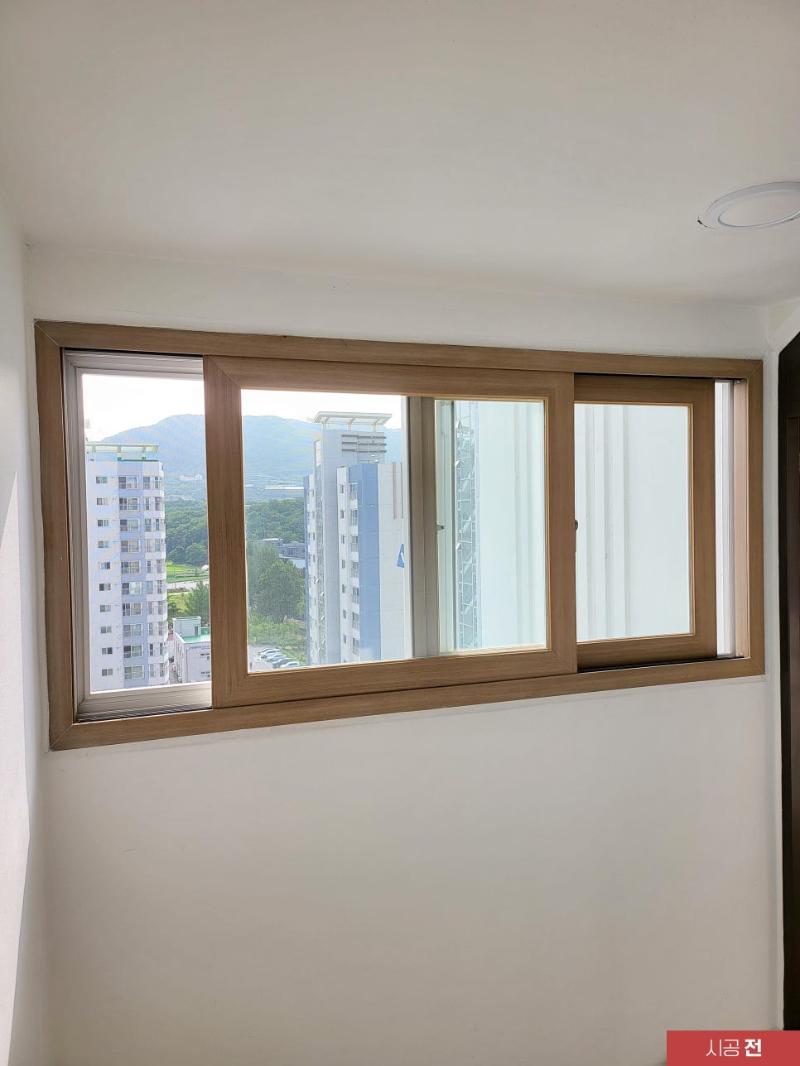 주의를 기울여 작업 중인 세부 장면