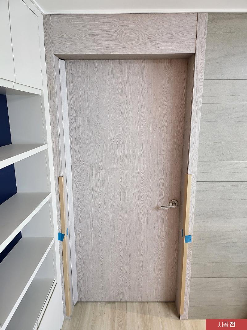 파란 보호 테두리가 있는 시공 전 도어 상부