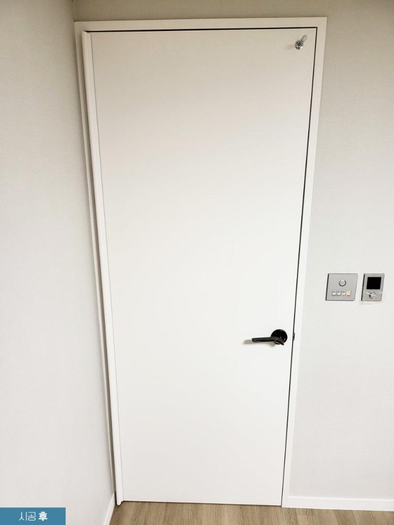 화이트 필름으로 마감된 도어 상부와 힌지 부분