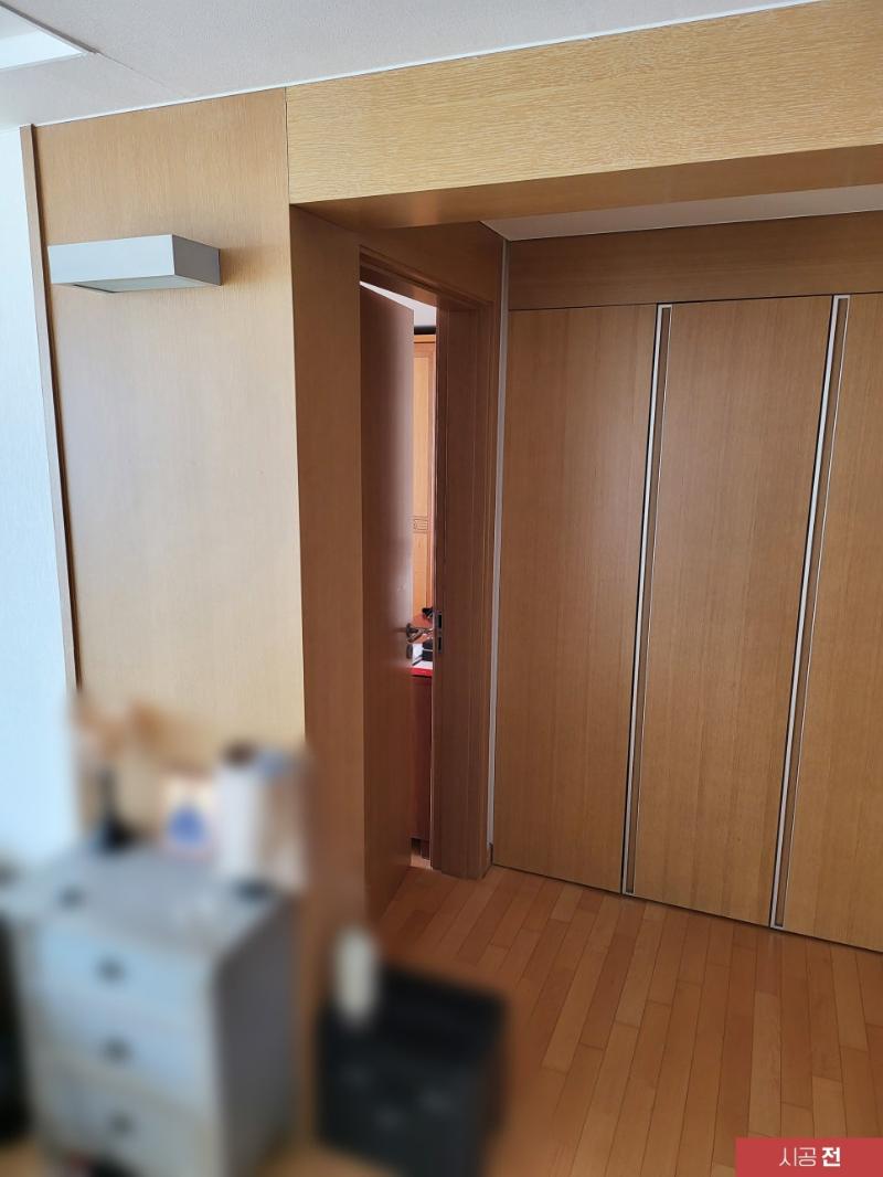 수납장 표면에 필름을 부착하는 시공 과정