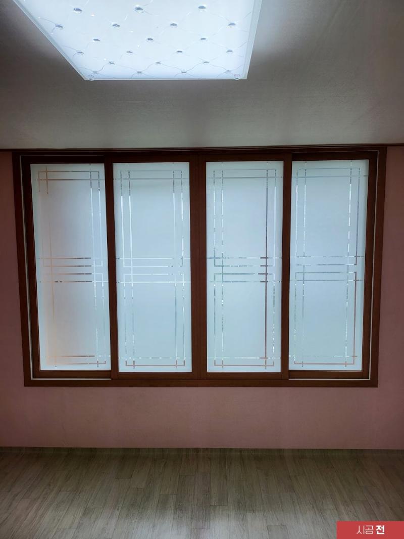 분홍색 벽지와 대비되는 갈색 프레임 창호