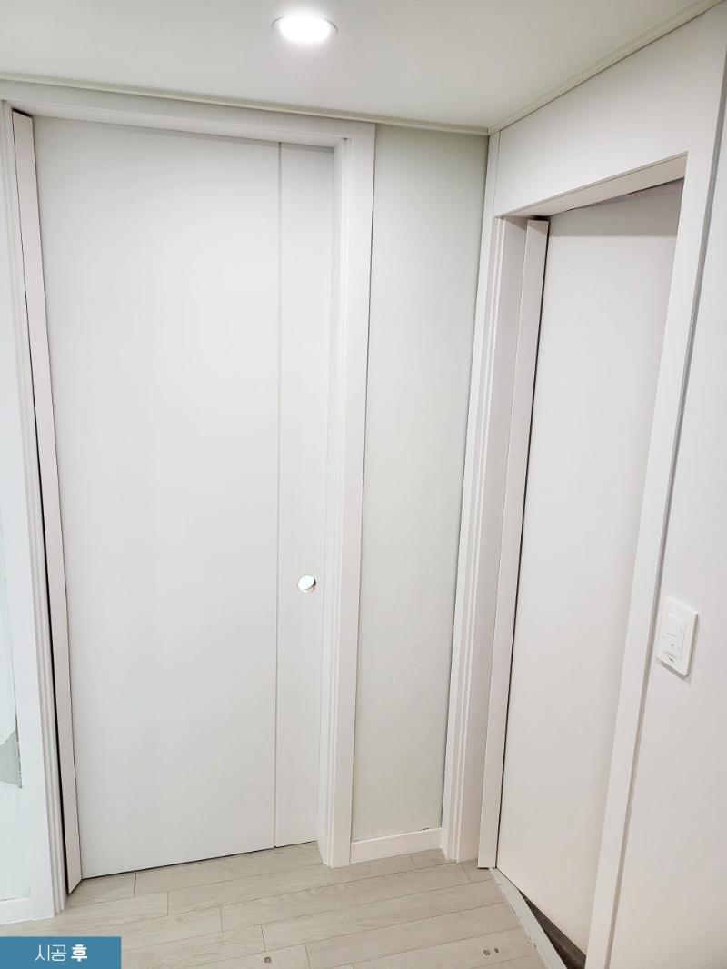 화이트로 마감된 슬라이딩 도어의 레일 부분
