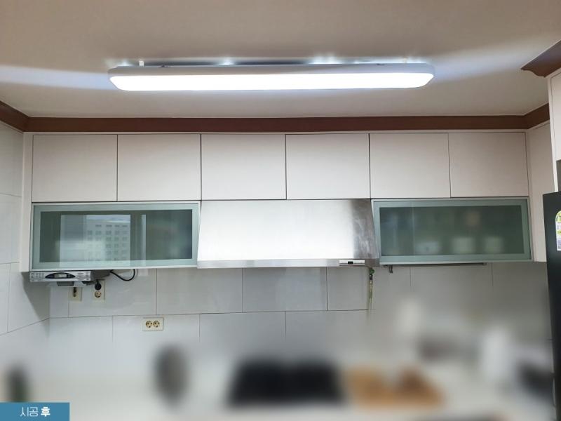 화이트 프레임으로 바뀐 유리 문짝 수납장
