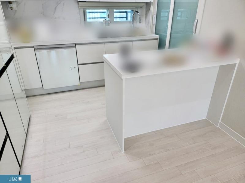 SG1197로 톤을 맞춘 주방 하부장과 가전
