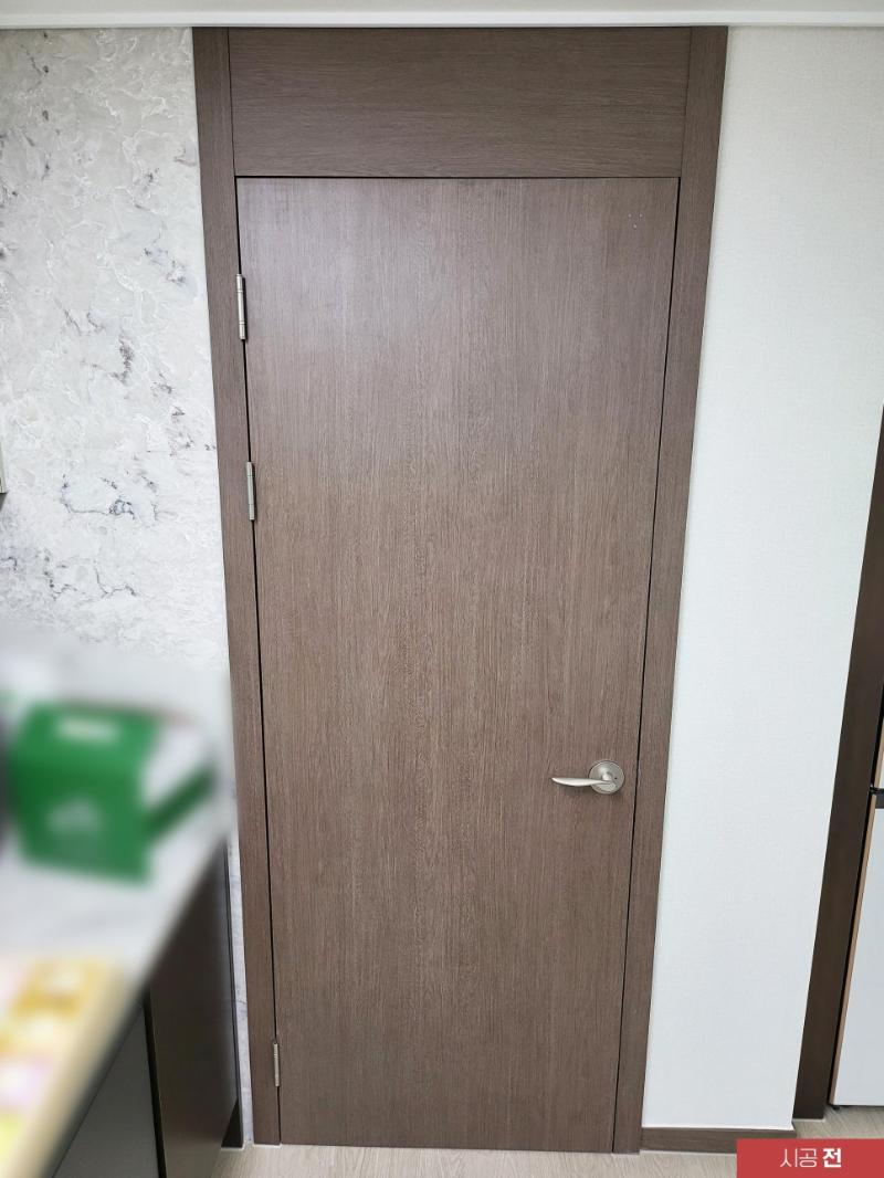 시공 전 힌지가 노출된 여닫이 도어