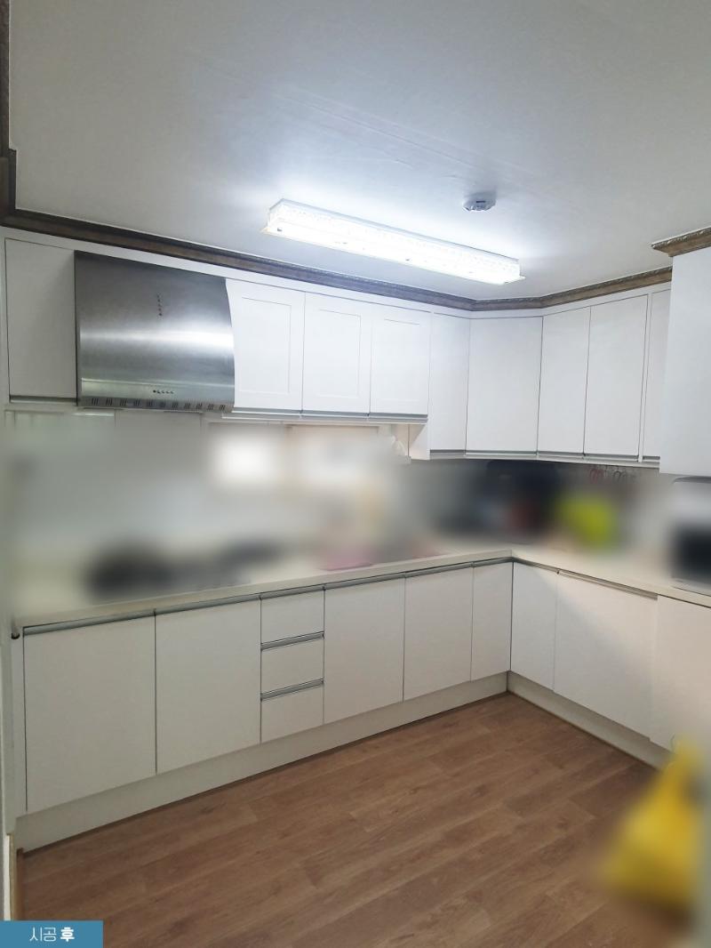 화이트 필름으로 마감된 상하부장과 레인지후드