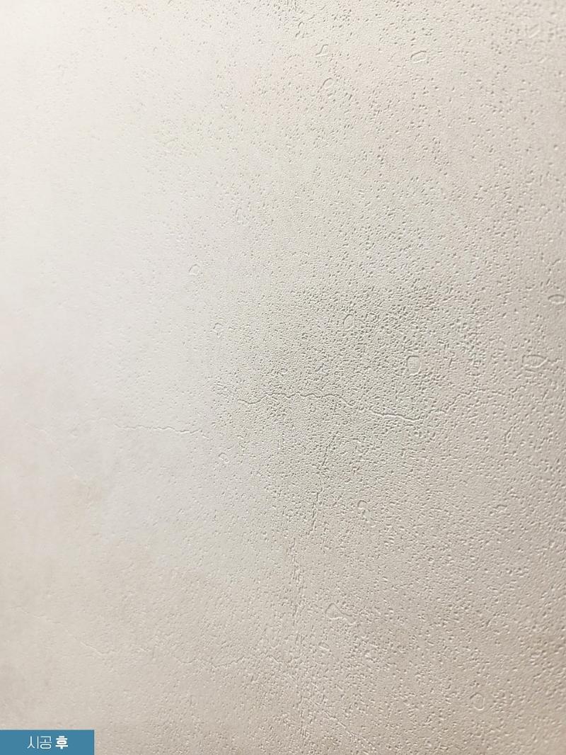 흰색 벽면 표면의 미세한 흠집과 질감