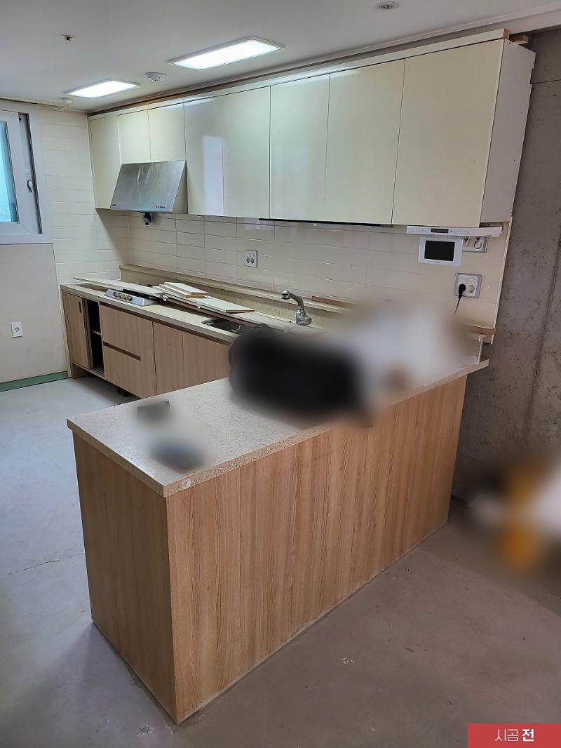 내부 선반과 조명이 있는 수납장의 시공 전 모습
