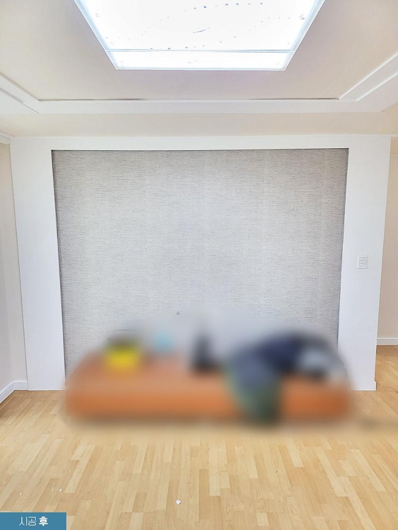 몰딩과 걸레받이까지 화이트로 정돈된 거실 전경