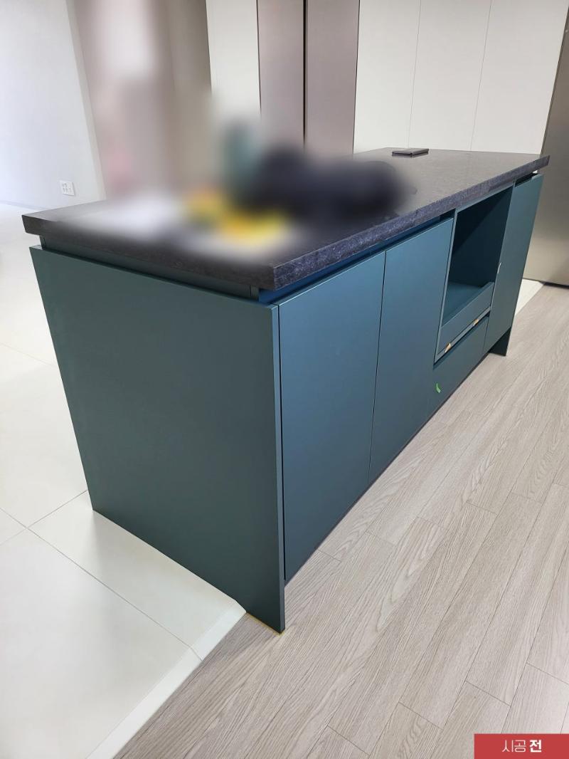 파란색 수납장이 설치된 시공 전 아일랜드 주변