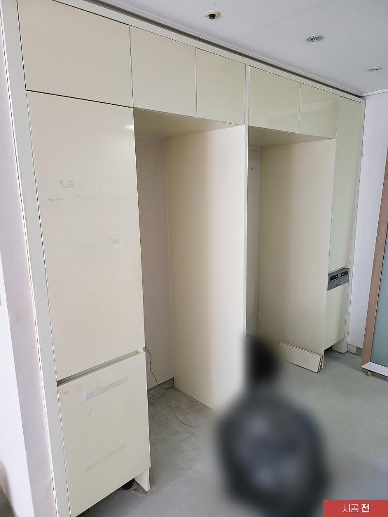 리폼 전 수납장 도어 패널의 상태