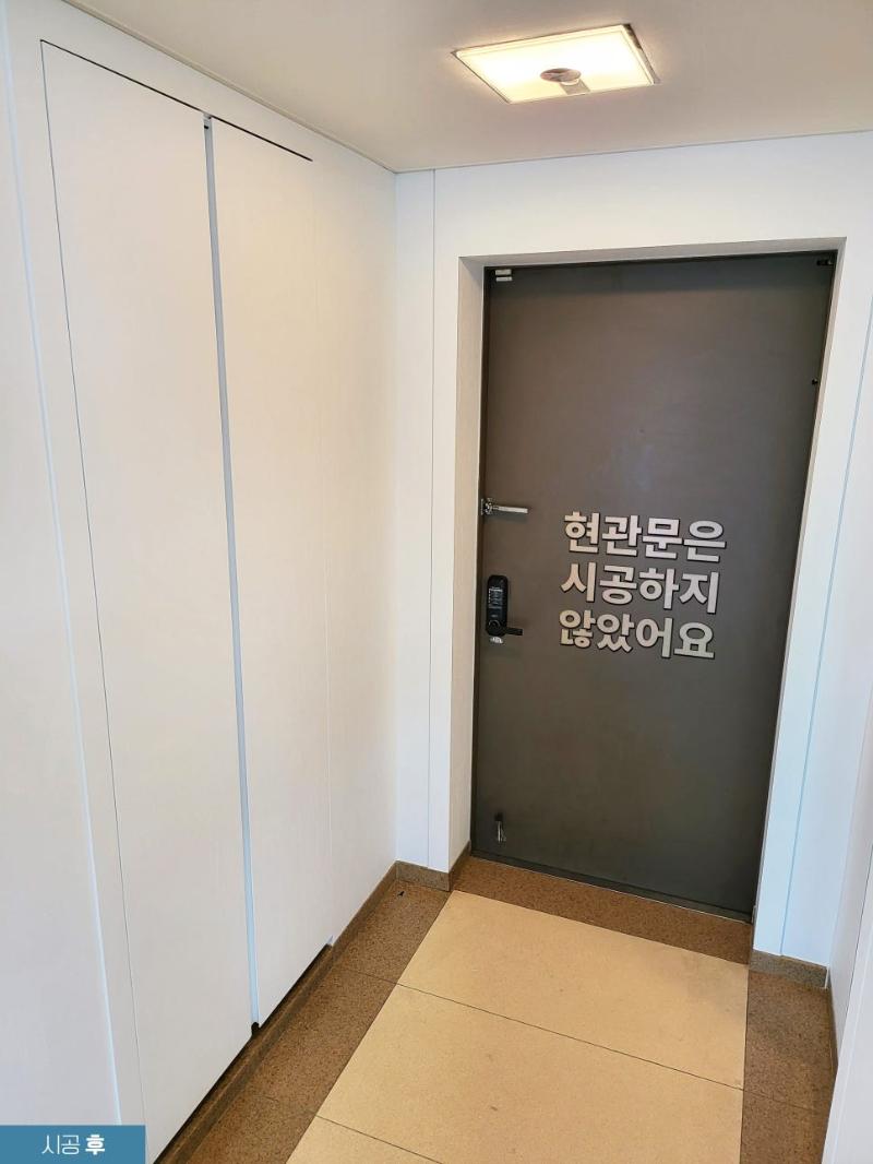 NG2017 필름으로 화이트 랩핑된 도어