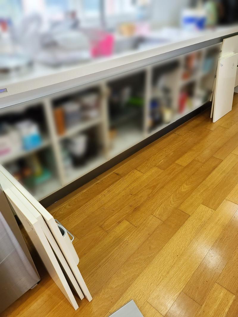수납장 하단부의 필름 부착 과정
