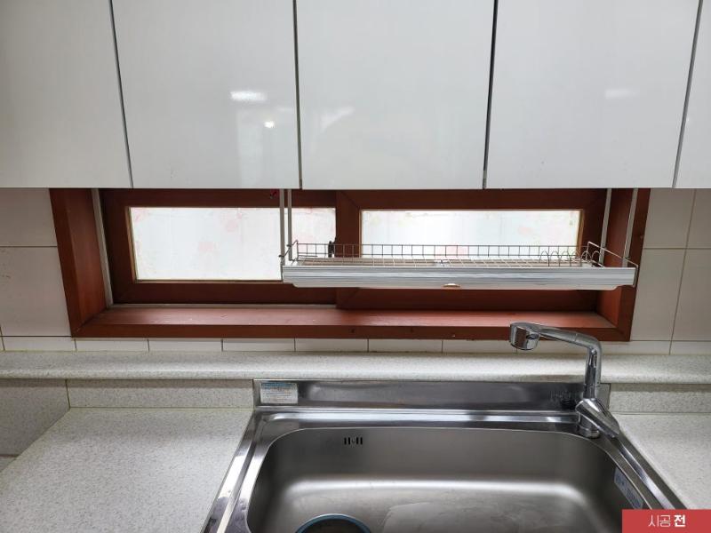 시공 전 오염이 확인되는 수납장과 창문 주변