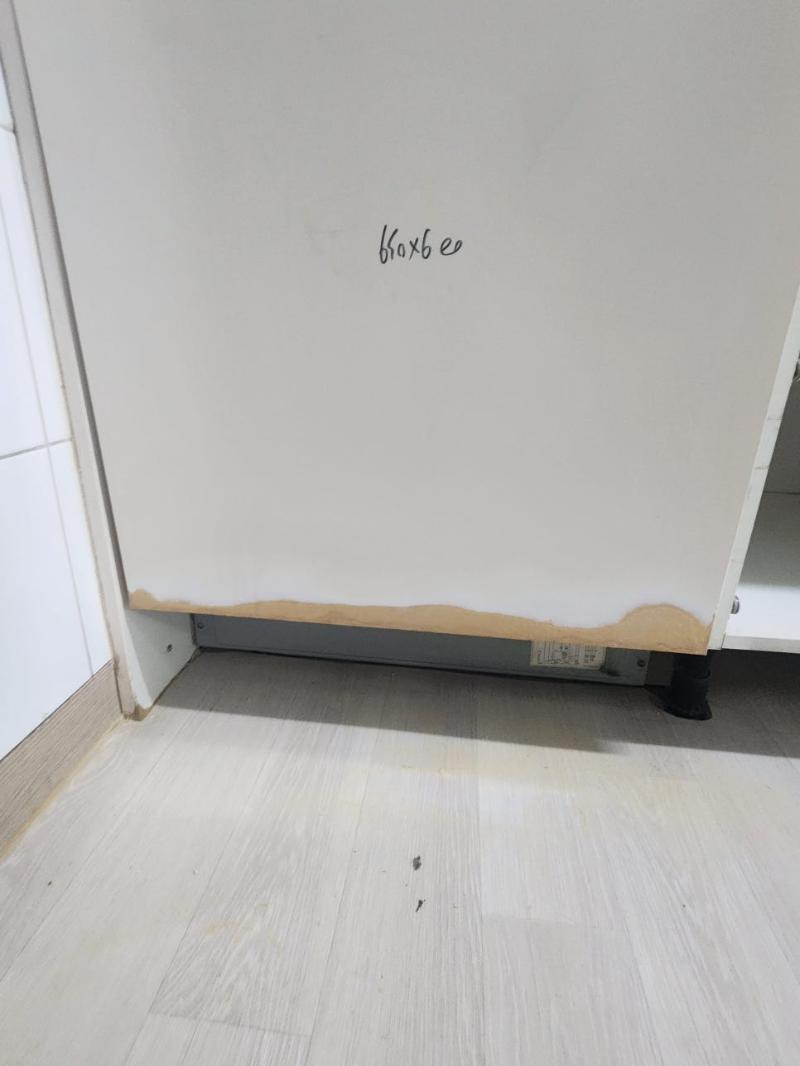 벽면 하단 마감재와 바닥재가 만나는 지점의 정리 모습