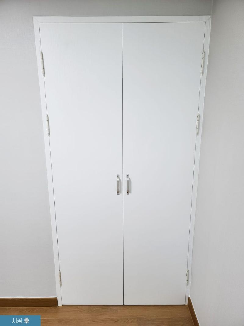 우드톤 바닥과 매치된 화이트 수납장