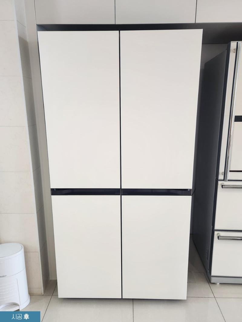 화이트와 블랙 톤으로 정돈된 주방 가전