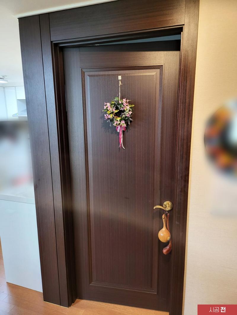 우드톤 바닥과 대비되는 시공 전 수납장