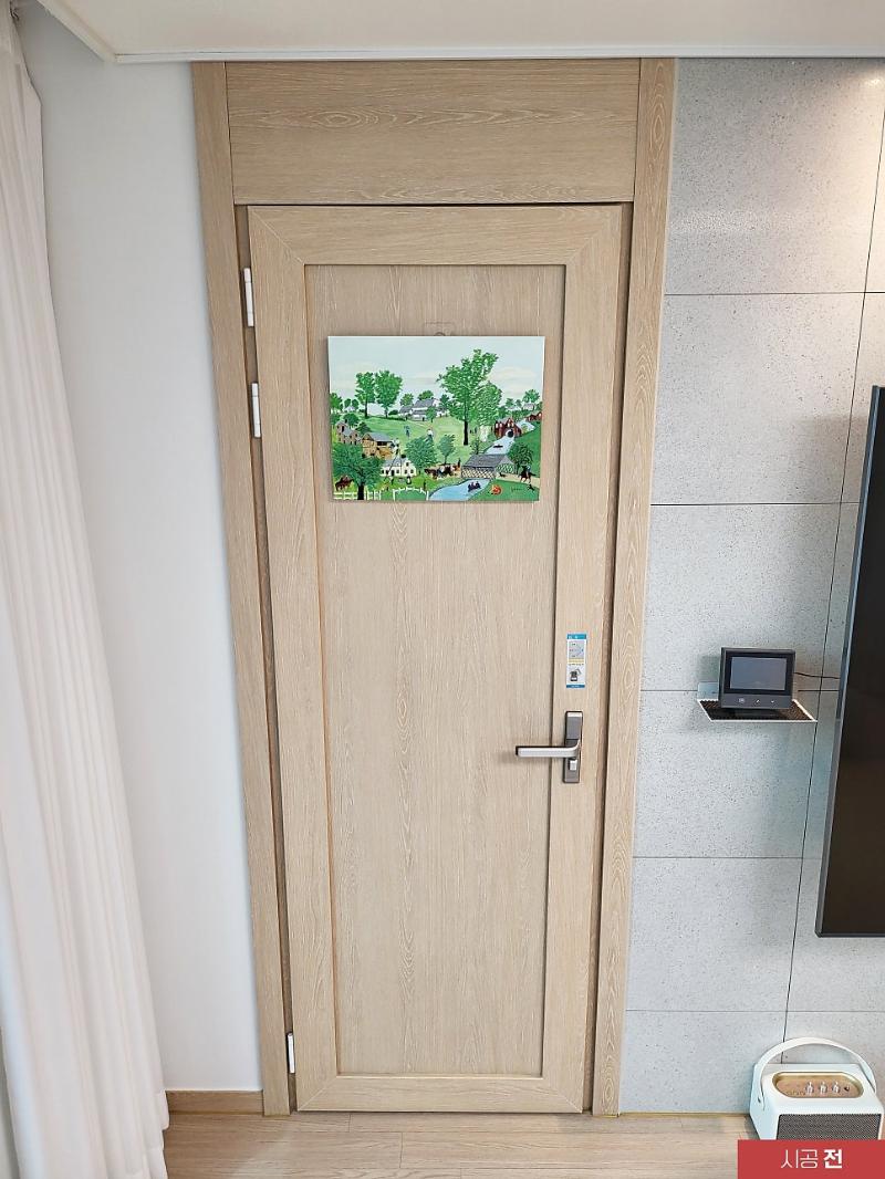 도어 프레임 상부의 필름 밀착 시공 과정