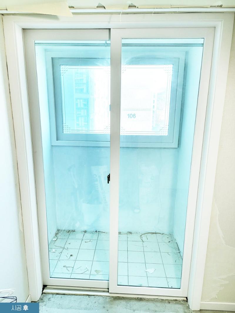 파란 보호 테두리가 둘러진 화이트 도어