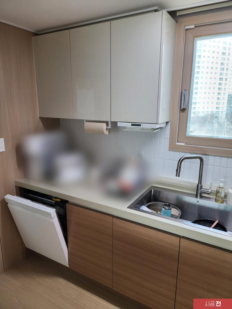 상하부장의 색상 차이가 드러나는 시공 전 모습