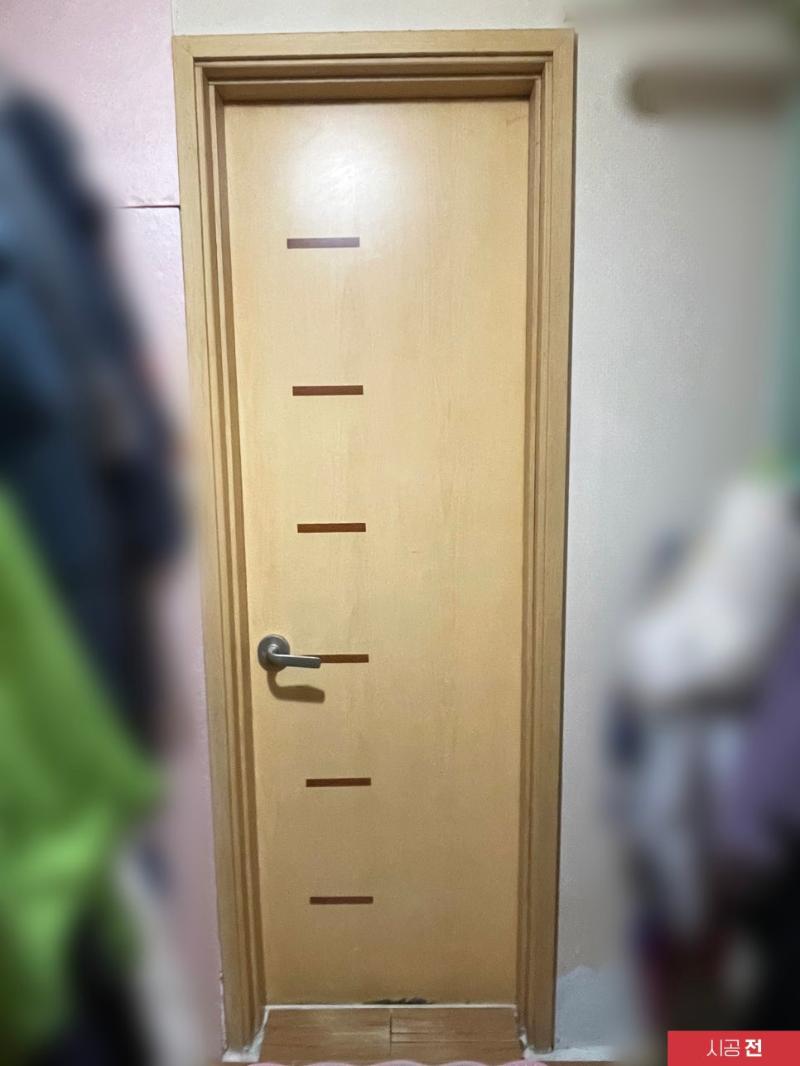 브라운 라인 장식이 있는 베이지색 도어 근접샷