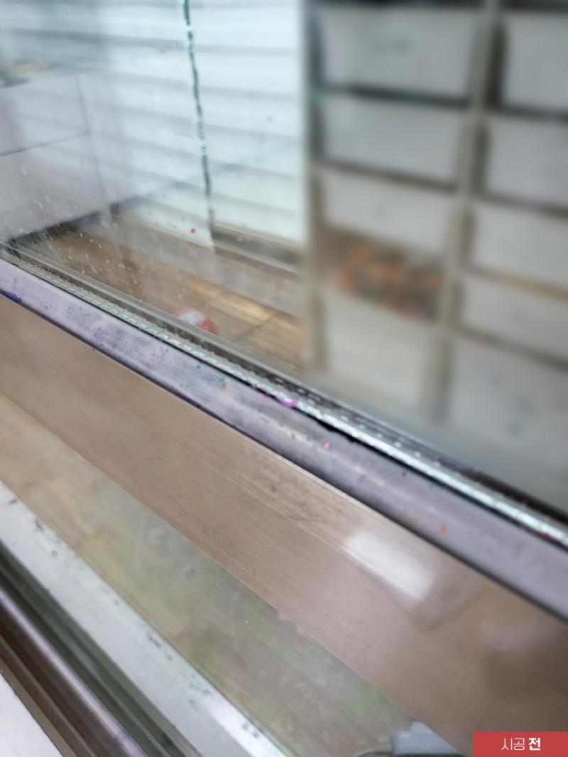 노후된 실리콘이 확인되는 창호 접합부 근접 샷