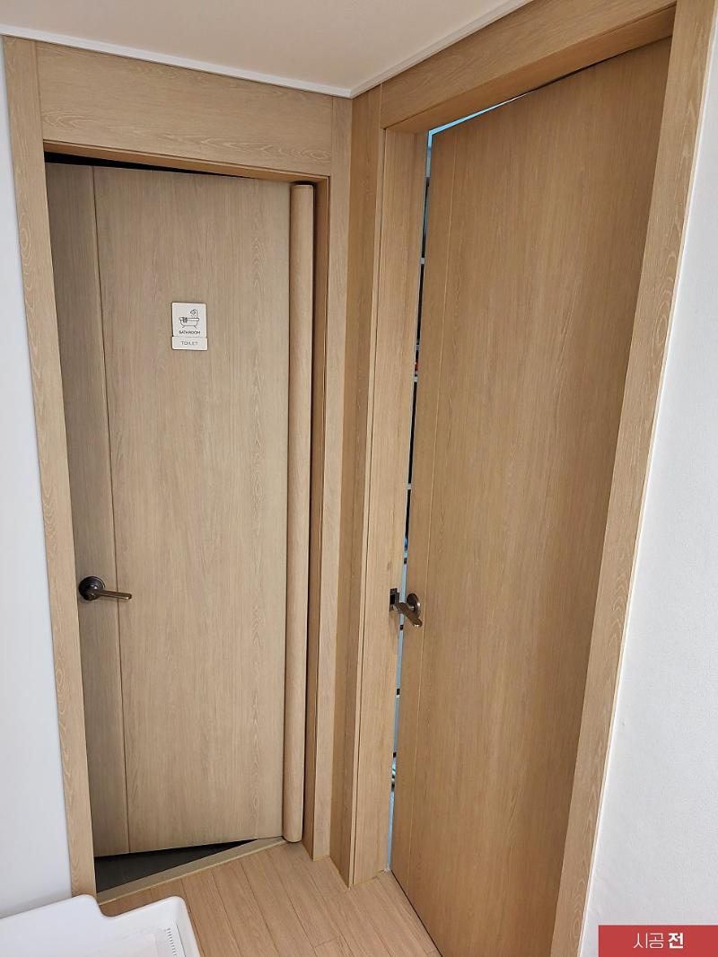 시공 전 우드 톤의 방문과 문틀 상태