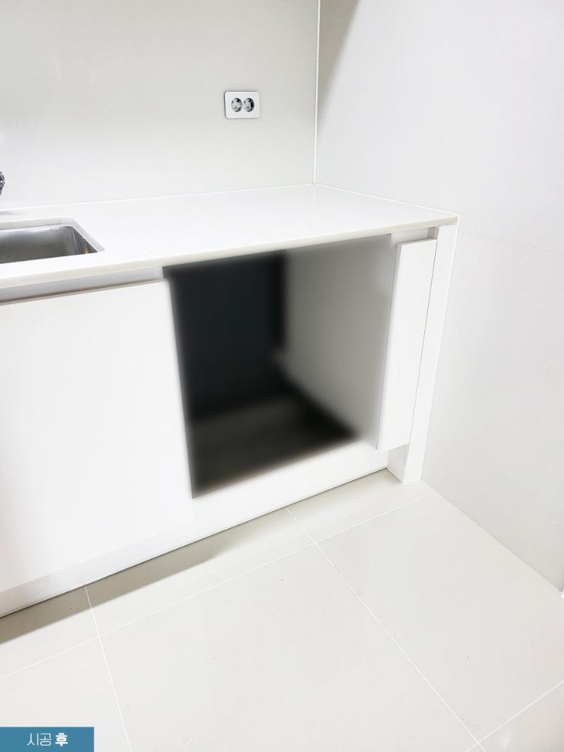 화이트 필름으로 마감된 하단 수납장과 상판