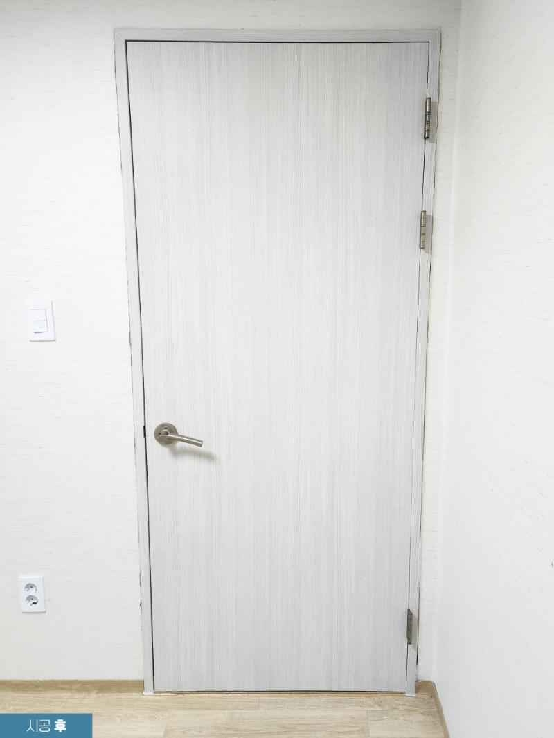 힌지 부분이 정밀하게 마감된 여닫이 도어