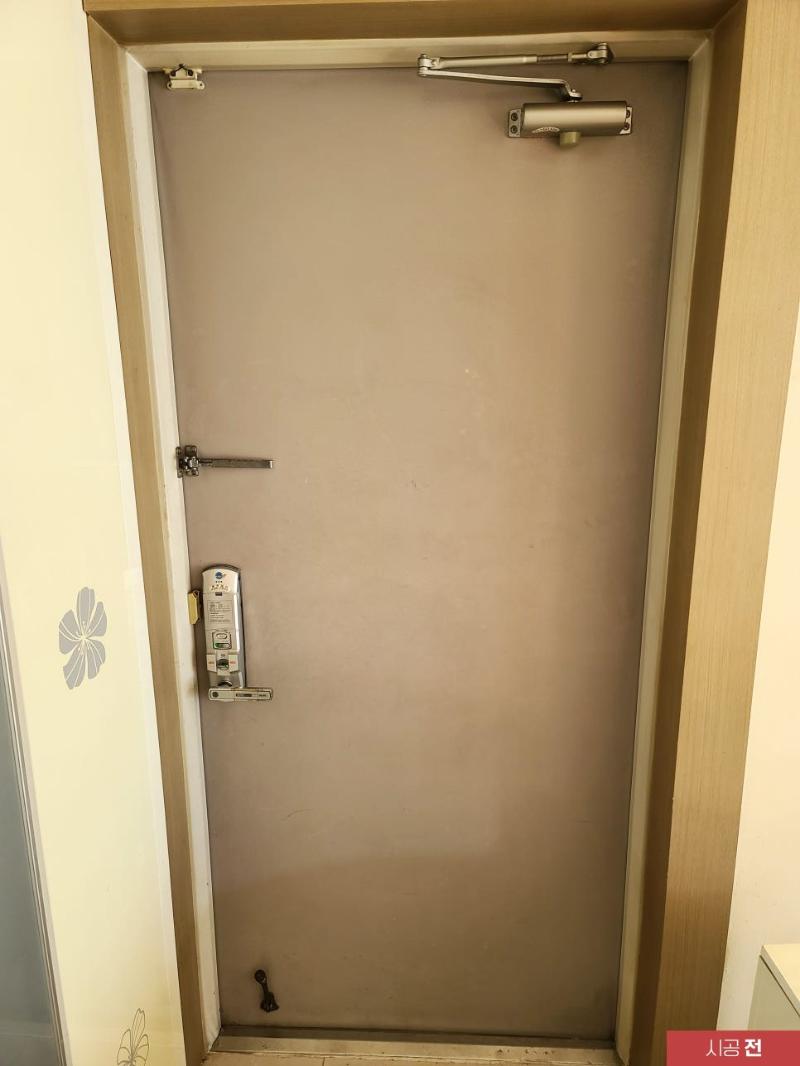 여닫이 도어 힌지와 프레임 상부의 시공 전 상태