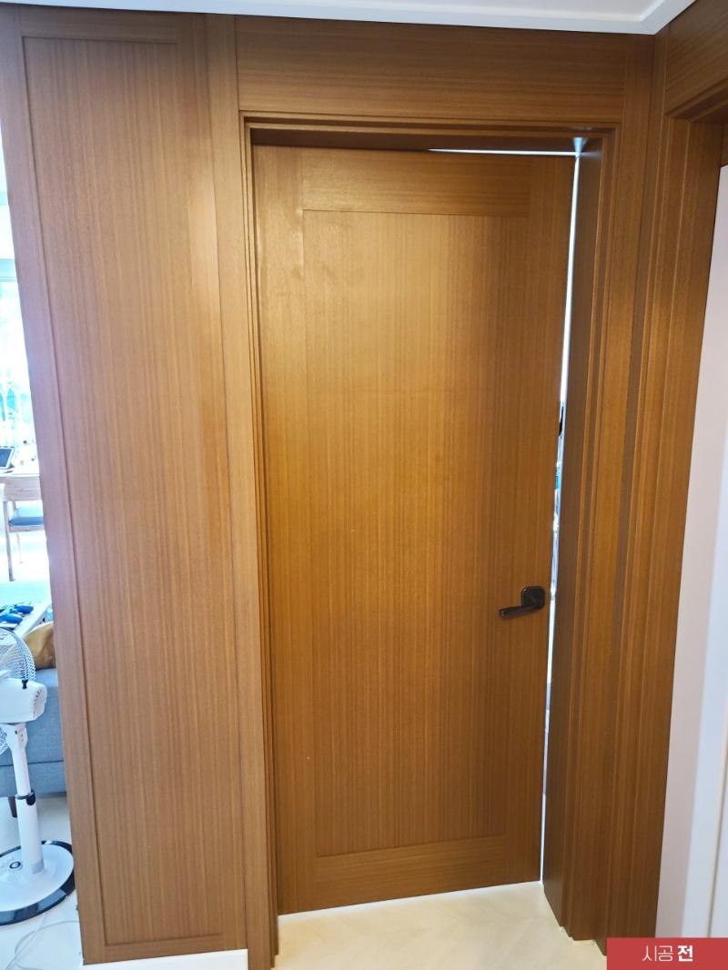 시공 전 진한 우드톤의 도어와 프레임 모습