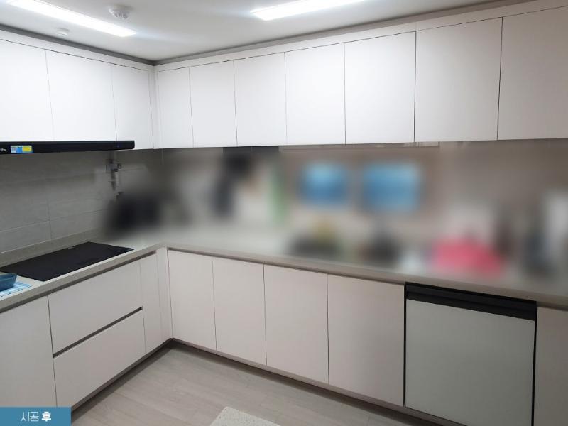 화이트 톤으로 마감된 조리대 상판